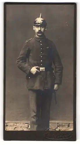 Fotografie Alfred Lucas, Neudamm, Portrait Soldat in Feldgrau Uniform Rgt. 18 mit Pickelhaube und Bajonett