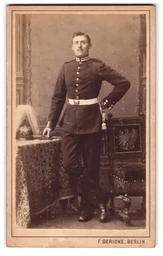 Fotografie F. Gericke, Berlin, Skalitzer-Str. 54, Portrait Soldat in Gardeuniform nebst Pickelhaube Rosshaarbusch