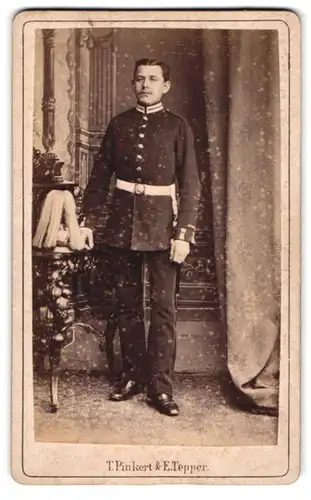 Fotografie T. Pinkert & E. Tepper, Berlin, Gr. Friedrich-Str. 113, Soldat in Gardeuniform mit Pickehaube Rosshaarbusch