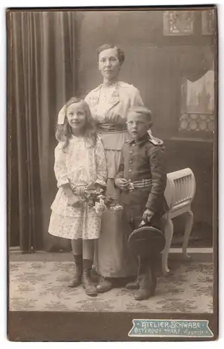 Fotografie Atelier Schwabe, Osterode a. Harz, Wagestr. 4, Mutter mit ihren Kindern, Junge in Uniform als Soldat