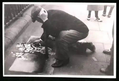 Fotografie Strassenkünstler bemalt den Bürgersteig