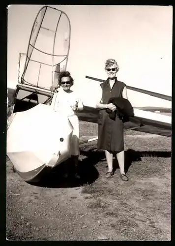 Fotografie Segelflug, Damen posieren am Segelflugzeug bei Giessen 1966