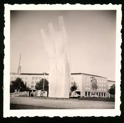 Fotografie unbekannter Fotograf, Ansicht Berlin-Tempelhof, Luftbrücken-Denkmal am Flughafen Tempelhof
