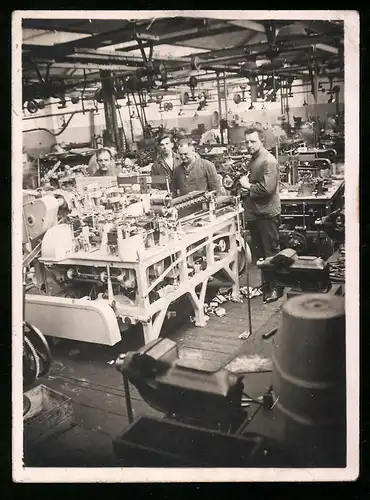 Fotografie Produktionsanlagen, Maschinenführer bei der Arbeit