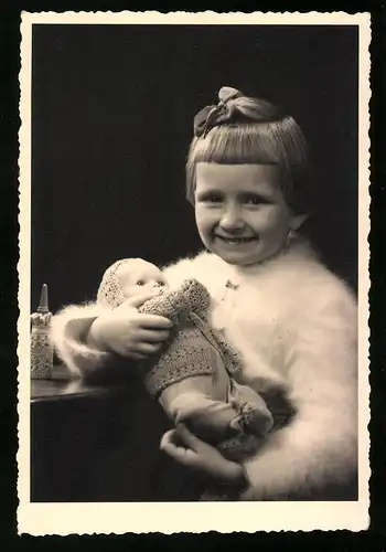 Fotografie lächelndes Mädchen mit ihrer Puppe, Dolly, Doll