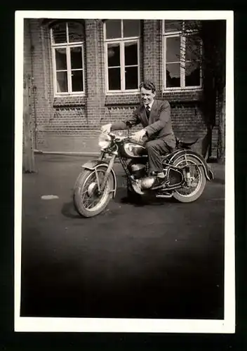 Fotografie Motorrad DKW, Herr im Anzug auf Krad sitzend