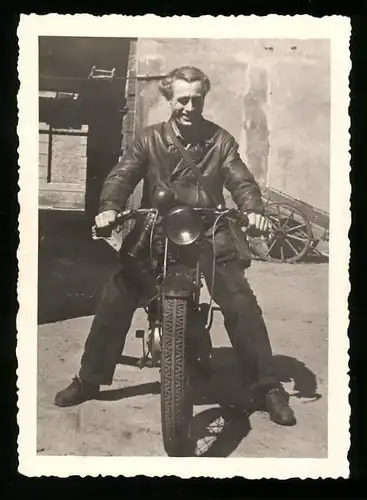 Fotografie Motorrad, Herr mit Lederjacke auf Krad sitzend