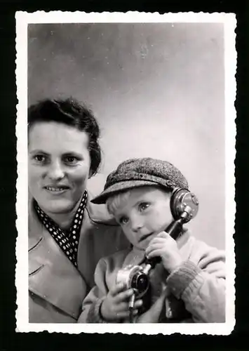 Fotografie niedlicher Knabe mit Telefon - Fernsprecher