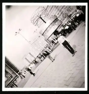 Fotografie unbekannter Fotograf, Ansicht Berlin, Weltzeituhr auf dem Alexanderplatz