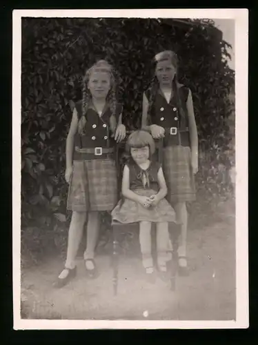 Fotografie hübsche Schulmädchen mit Zöpfen tragen das gleiche Outfit