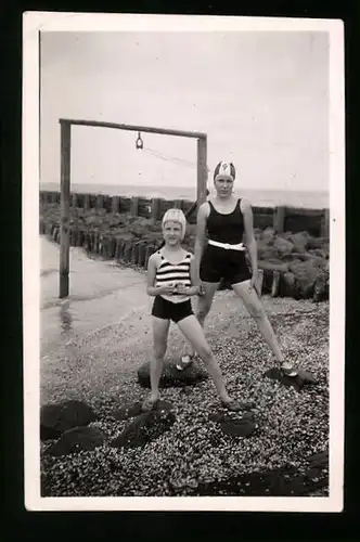 Fotografie Mutter & Tochter im Badeanzug mit Haube