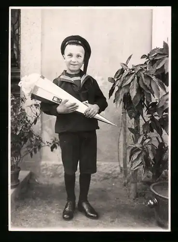 Fotografie Einschulung, Knabe mit Zuckertüte - Schultüte am ersten Schultag