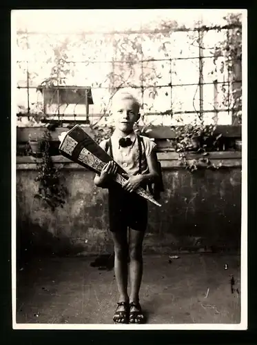 Fotografie Einschulung, Schulknabe mit Zuckertüte am ersten Schultag