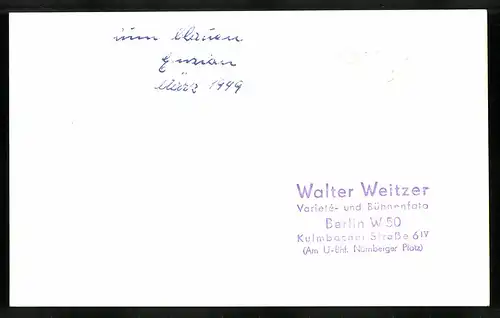 Fotografie Walter Weitzer, Friedrichstadt-Palast Berlin, Schauspieler vollführen Volkstanz