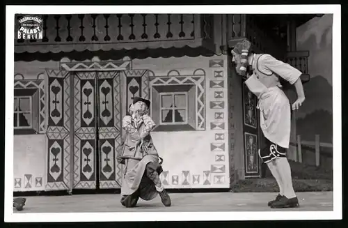 Fotografie Walter Weitzer, Friedrichstadt-Palast Berlin, Schauspieler während einer Bühnenszene