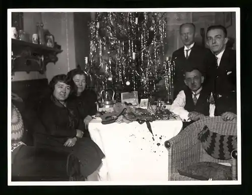 Fotografie Weihnachten, Familie während der Feierlichekeiten mit Weihnachtsbaum