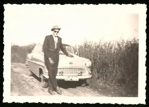 Fotografie Auto Opel Rekord, Herr lehnt lässig am PKW