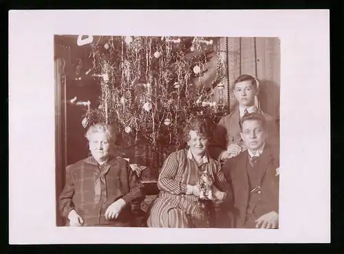 Fotografie Weihnachten, Familie mit Weihnachtsbaum zu Heiligabend