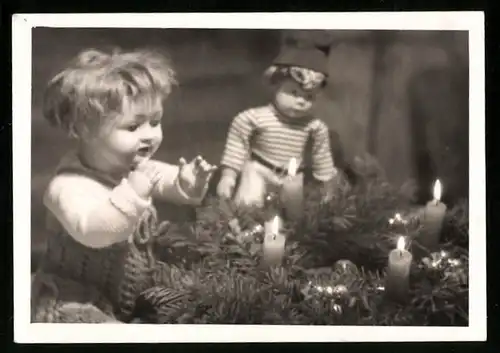 Fotografie 4. Advent, Puppen umgeben Adventskranz