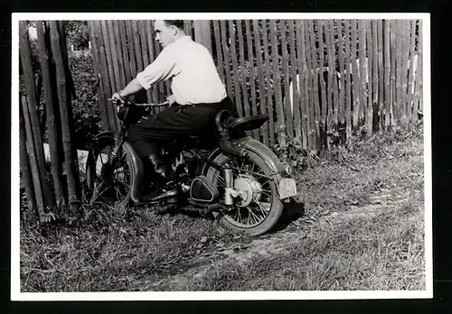 Fotografie Motorrad MZ-IFA RT, Kradfahrer ist gegen den Gartenzaun gefahren