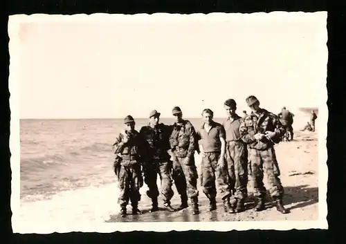 Fotografie Soldaten der Bundeswehr in Tarnuniform an der Ostsee