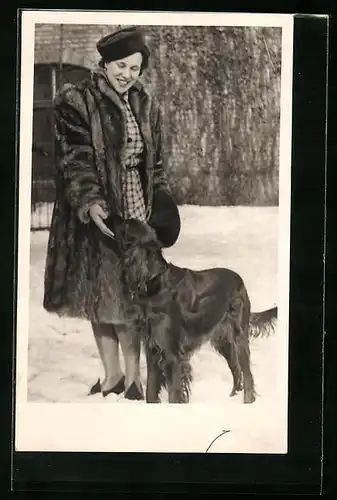 Foto-AK Junge Frau im Pelzmantel mit Cocker Spaniel im Schnee