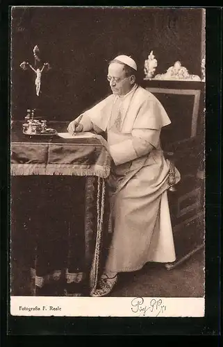 AK Papst Pius XI. ein Dokument unterschreibend