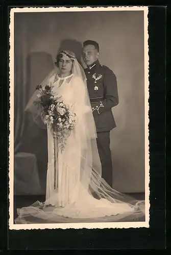 Foto-AK Lettischer Soldat in Uniform mit seiner Braut während der Hochzeit am 29.06.1935