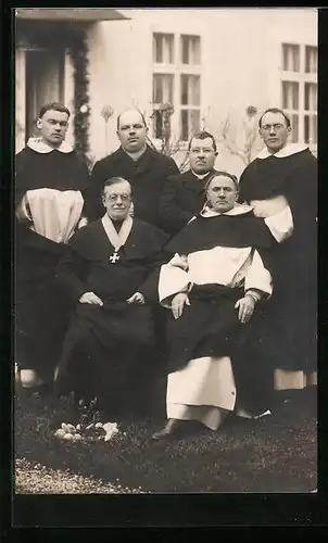 Foto-AK Gruppenaufnahme von Geistlichen des Christentums
