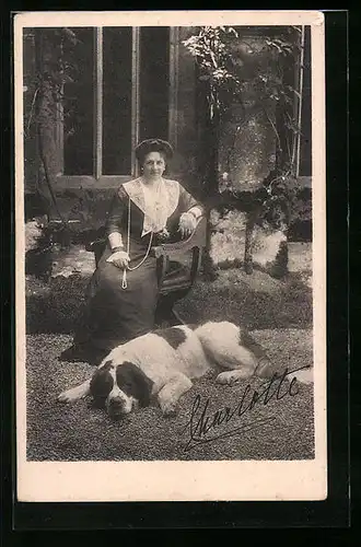 AK Königin Charlotte von Württemberg mit ihrem Bernardiner im Garten