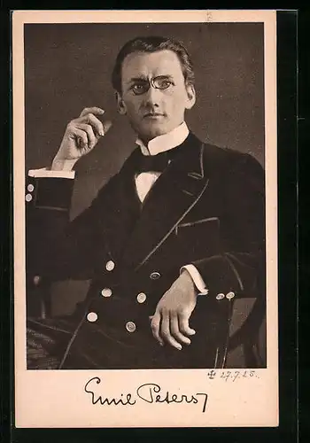 AK Emil Peters im eleganten Gewand mit Zwickerbrille