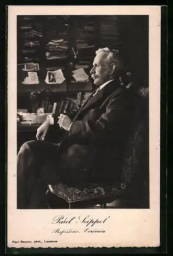 AK Paul Seippel in seinem Stuhl eine Zigarre rauchend