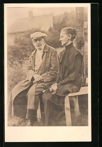 Foto-AK Mistr. Alois Jirasek und Marii Podhajskov auf einer Holzbank