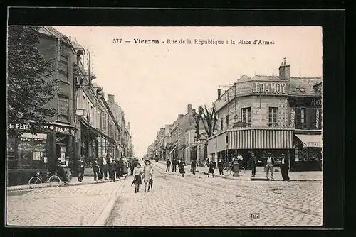 AK Vierzon, Rue de la Republique a la Place de d`Arms