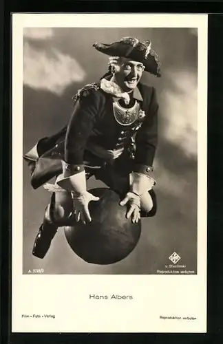 AK Schauspieler Hans Albers auf einer Kanonenkugel fliegend