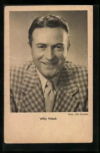 AK Schauspieler Willy Fritsch mit breitem Grinsen in einem karierten Anzug