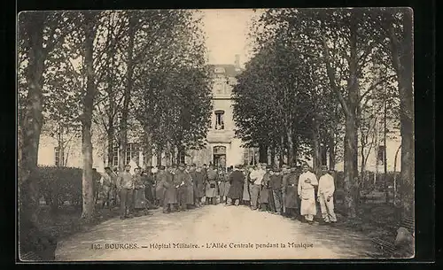 AK Bourges, Hopital Militaire, L`Allée Centrale