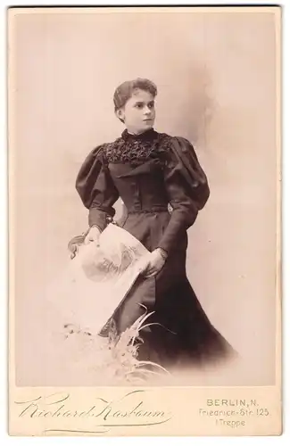 Fotografie Richard Kasbaum, Berlin, Friedrich-Strasse 125, Junge Frau mit Zeitung