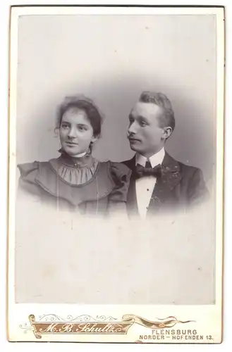 Fotografie M. B. Schultz, Flensburg, Norder-Hofenden 13, Junges Paar in edler Kleidung