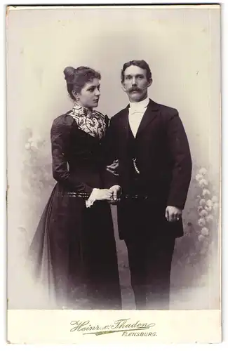 Fotografie Heinr. v. Thaden, Flensburg, Grossestrasse 75, Mann mit ausgeprägtem Bart und schöner Ehefrau
