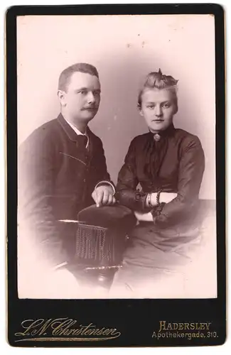 Fotografie L. N. Christensen, Haderslev, Apothekergade 310, Junger Mann mit schönem Fräulein