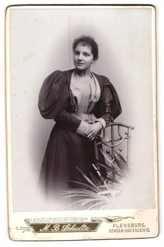 Fotografie M. B. Schultz, Flensburg, Norder-Hofenden 13, Junger Frau mit gelocktem Haar