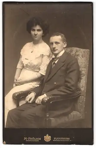 Fotografie M. Frölich, Flensburg, Norderhofenden 9, Frau im weissen Spitzenkleid mit Ehemann