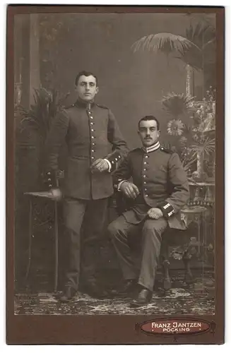 Fotografie Franz Jantzen, Pocking, Soldaten in Uniform mit Zigaretten