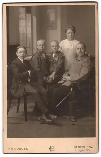 Fotografie Hr. Cordes, Hildesheim, Zingel 36, Soldat vom 17. Rgt. mit Familie