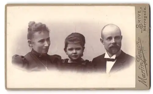 Fotografie Martin Jensen, Skive, Nörregade, Vergnügte Eltern mit kleinem Mädchen