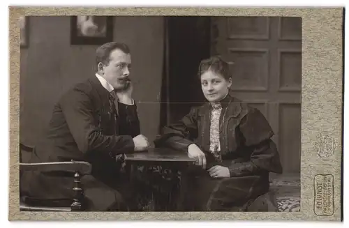 Fotografie F. O. Lundt, Berlin-Halensee, Hohbrechtstrasse 1, Junges Paar in festlicher Kleidung, am Tisch sitzend