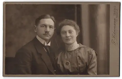 Fotografie P. Schumann, Triebes, Am Bahnhof, Junges Paar im Sonntagsstaat