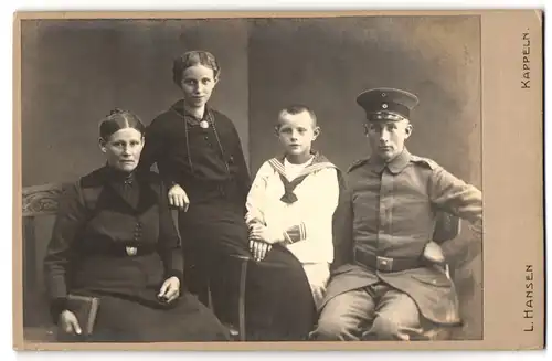 Fotografie L. Hansen, Kappeln, Ältere Frau, Soldat, Junges Mädchen mit Halskette und Junge im Matrosenanzug