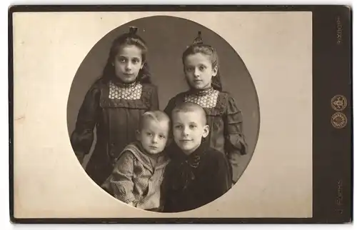 Fotografie J. Fuchs, Berlin N., Friedrichstrasse 108, Zwei Mädchen mit identischen Kleidern und zwei jüngere Knaben